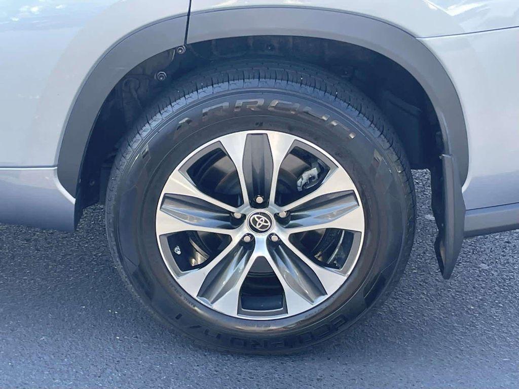 used 2022 Toyota Highlander car, priced at $34,298