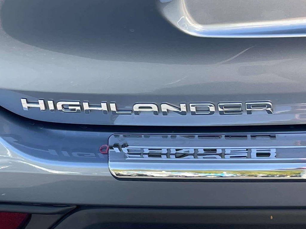 used 2022 Toyota Highlander car, priced at $34,298