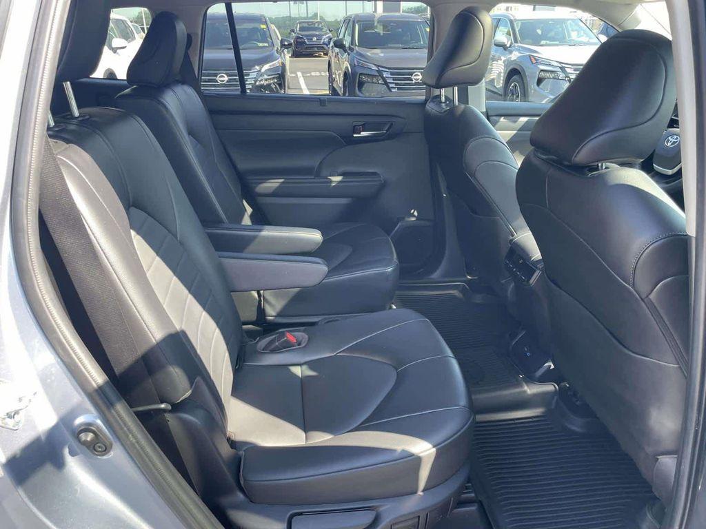 used 2022 Toyota Highlander car, priced at $34,298