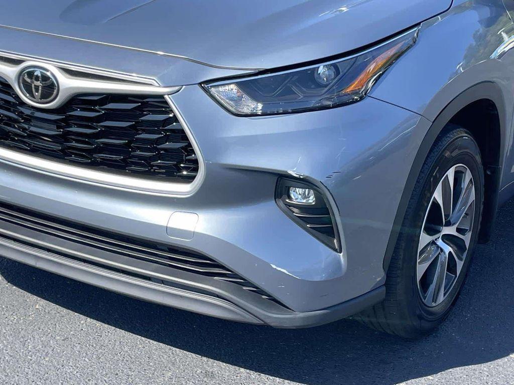 used 2022 Toyota Highlander car, priced at $34,298