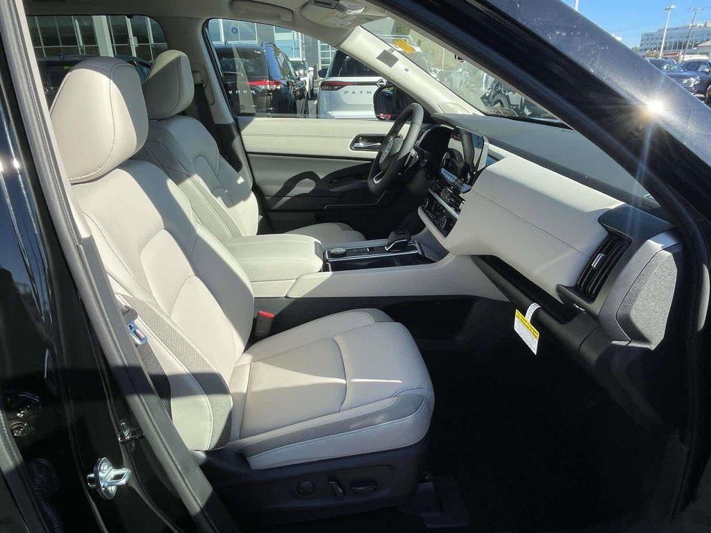 new 2025 Nissan Pathfinder car, priced at $41,579