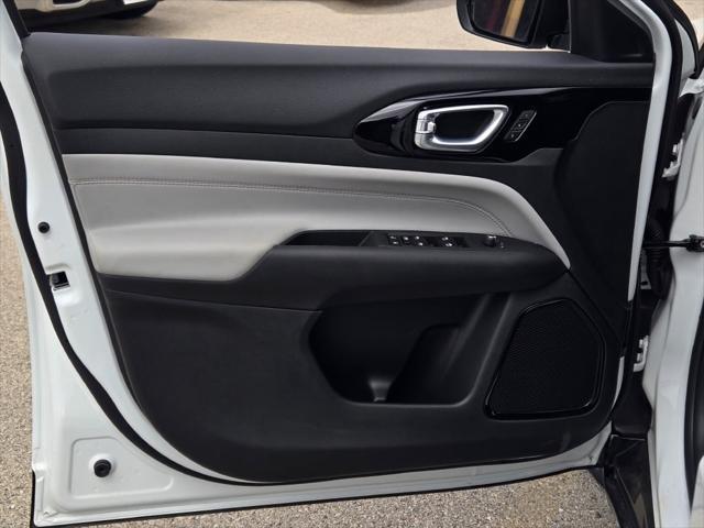 new 2024 Jeep Compass car, priced at $39,015