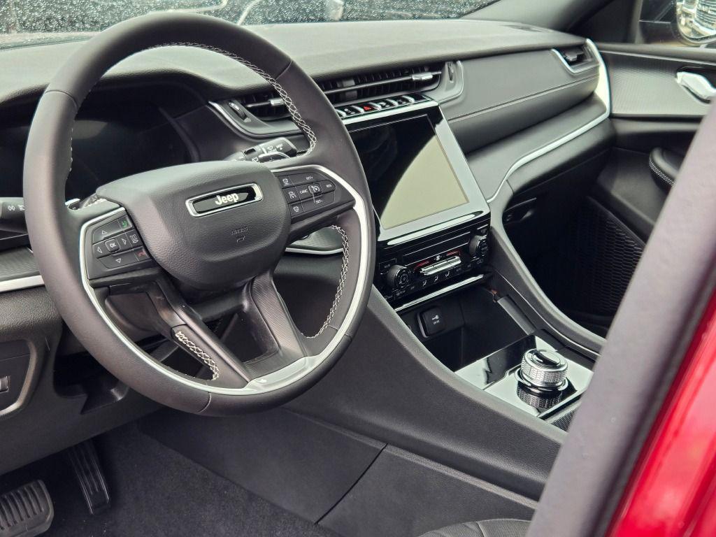 new 2025 Jeep Grand Cherokee car, priced at $38,298