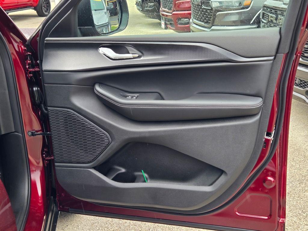 new 2025 Jeep Grand Cherokee car, priced at $38,298