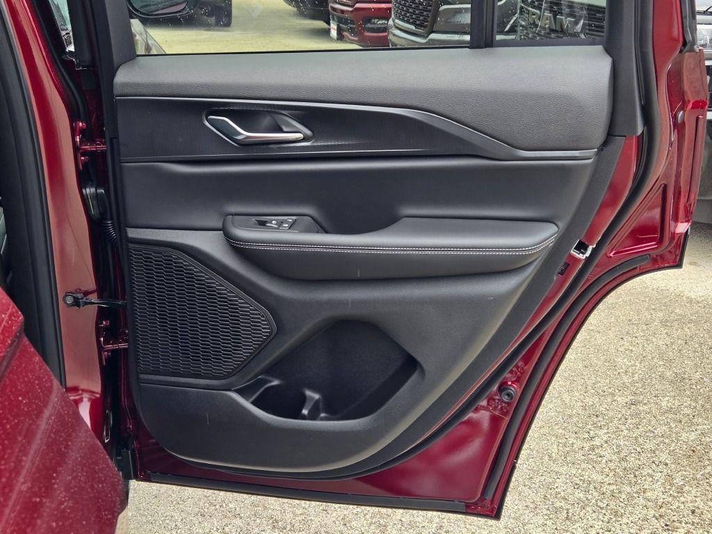 new 2025 Jeep Grand Cherokee car, priced at $38,298