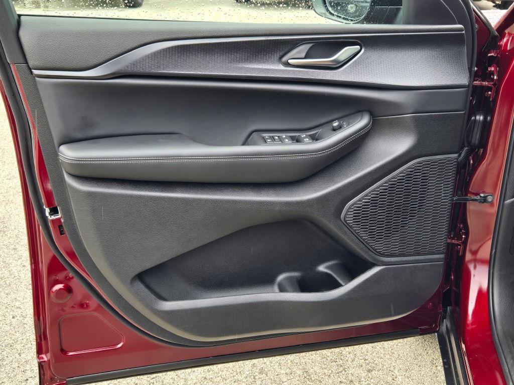 new 2025 Jeep Grand Cherokee car, priced at $38,298