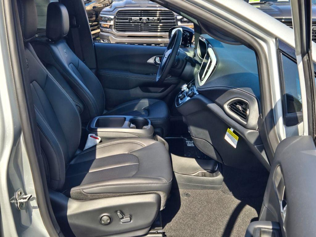 new 2026 Chrysler Pacifica car, priced at $46,177