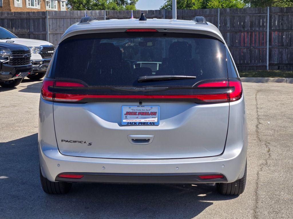 new 2026 Chrysler Pacifica car, priced at $46,177