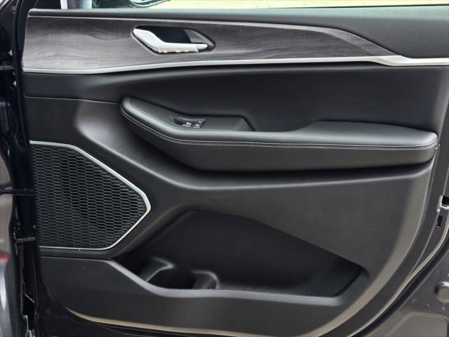 new 2025 Jeep Grand Cherokee car, priced at $45,921
