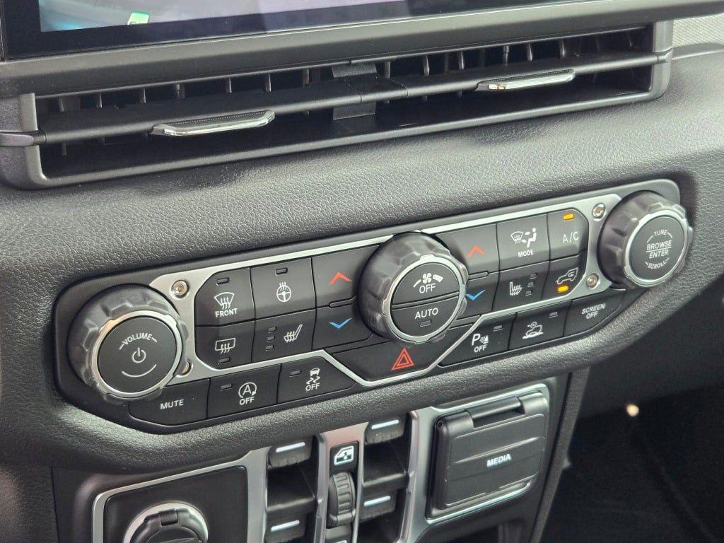 new 2025 Jeep Wrangler car, priced at $45,587