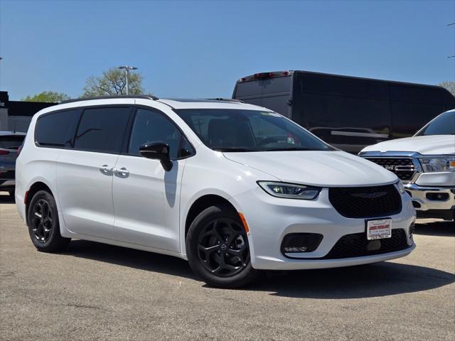 new 2025 Chrysler Pacifica Hybrid car, priced at $53,256