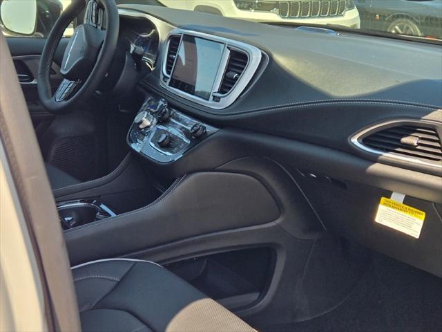 new 2025 Chrysler Pacifica Hybrid car, priced at $53,256