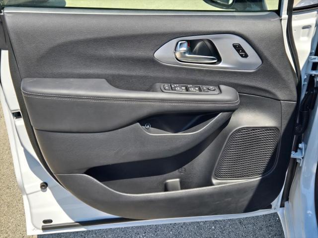 new 2025 Chrysler Pacifica Hybrid car, priced at $53,256