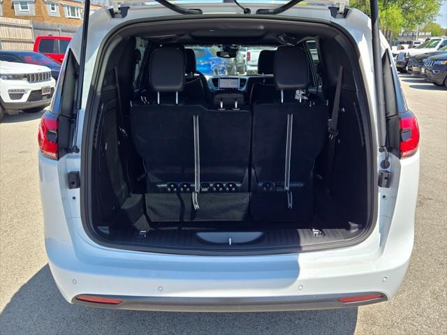 new 2025 Chrysler Pacifica Hybrid car, priced at $53,256