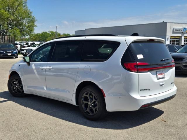 new 2025 Chrysler Pacifica Hybrid car, priced at $53,256