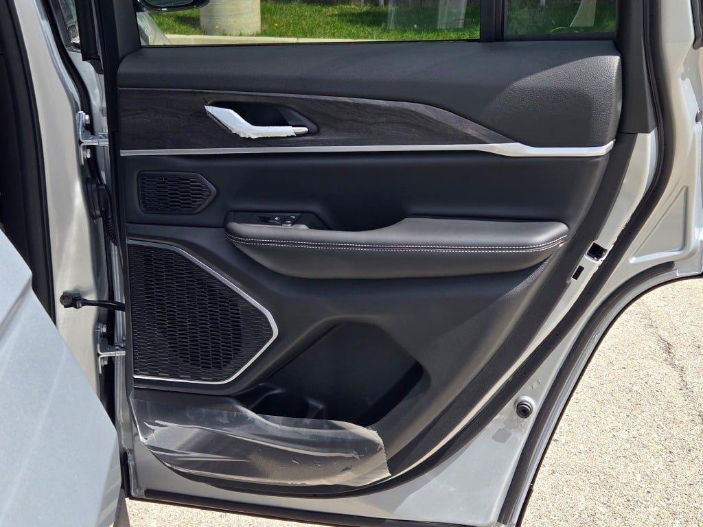 new 2025 Jeep Grand Cherokee car, priced at $47,224