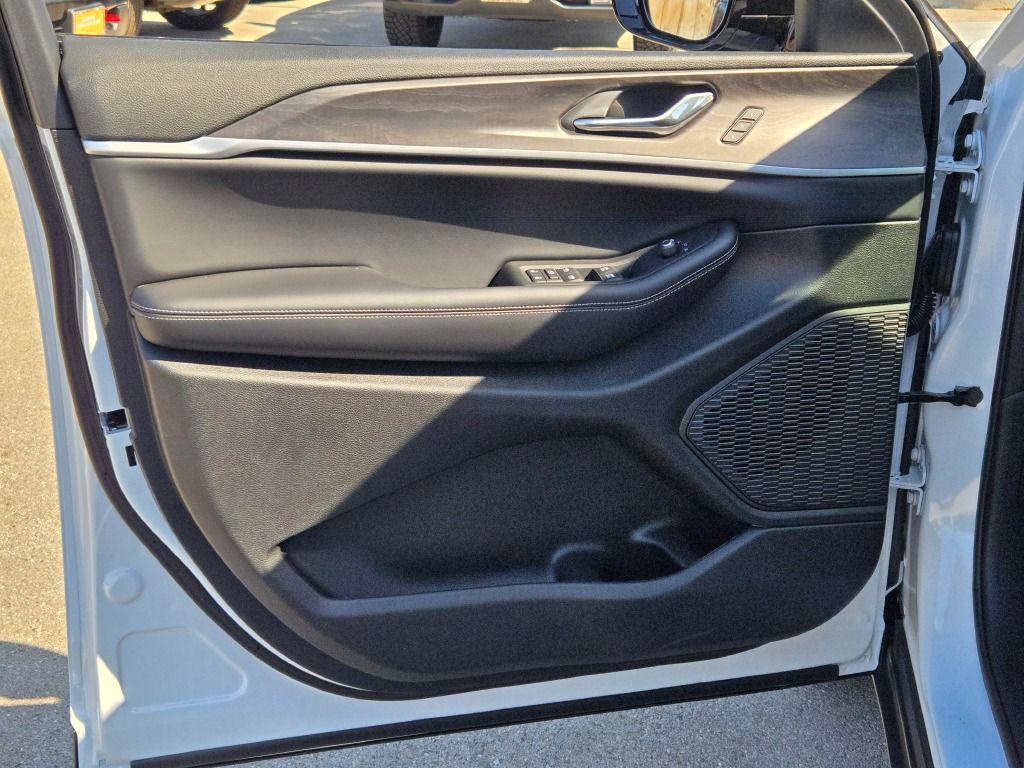 new 2025 Jeep Grand Cherokee car, priced at $46,338