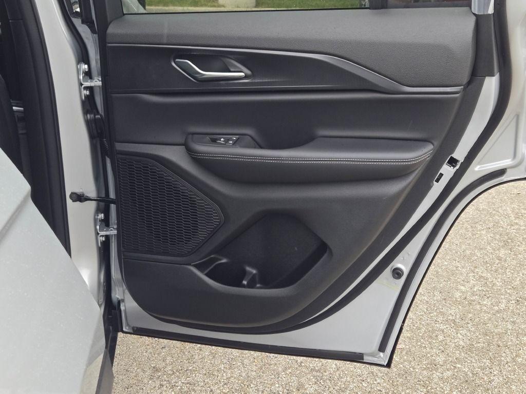 new 2025 Jeep Grand Cherokee car, priced at $37,664