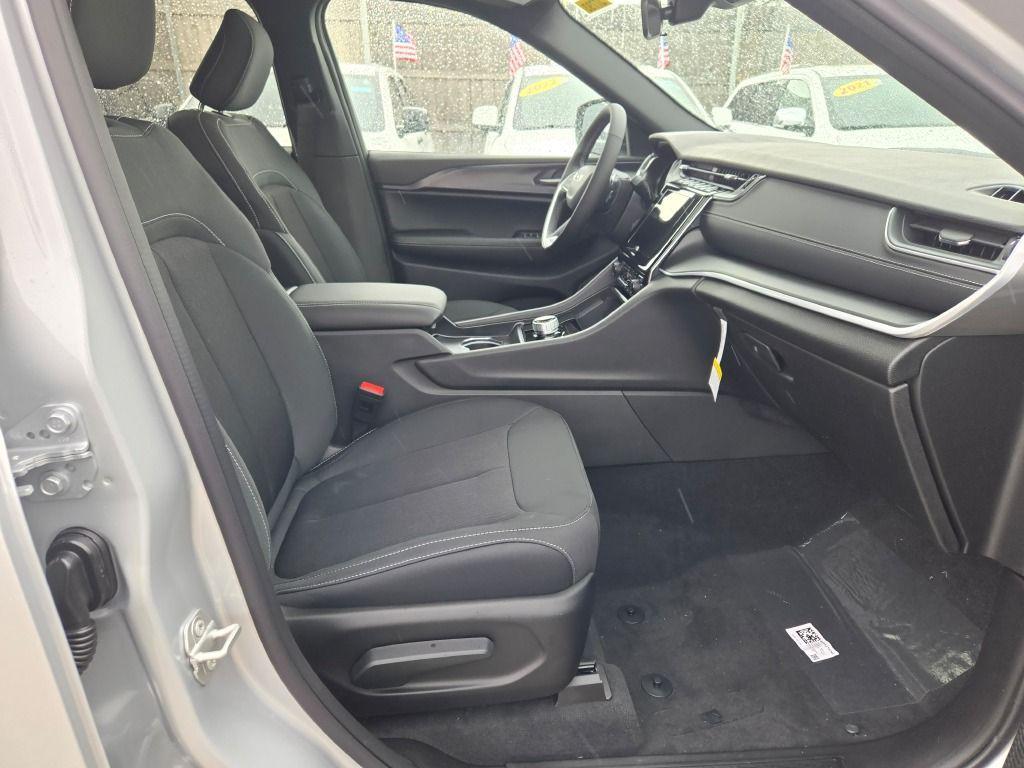 new 2025 Jeep Grand Cherokee car, priced at $37,664