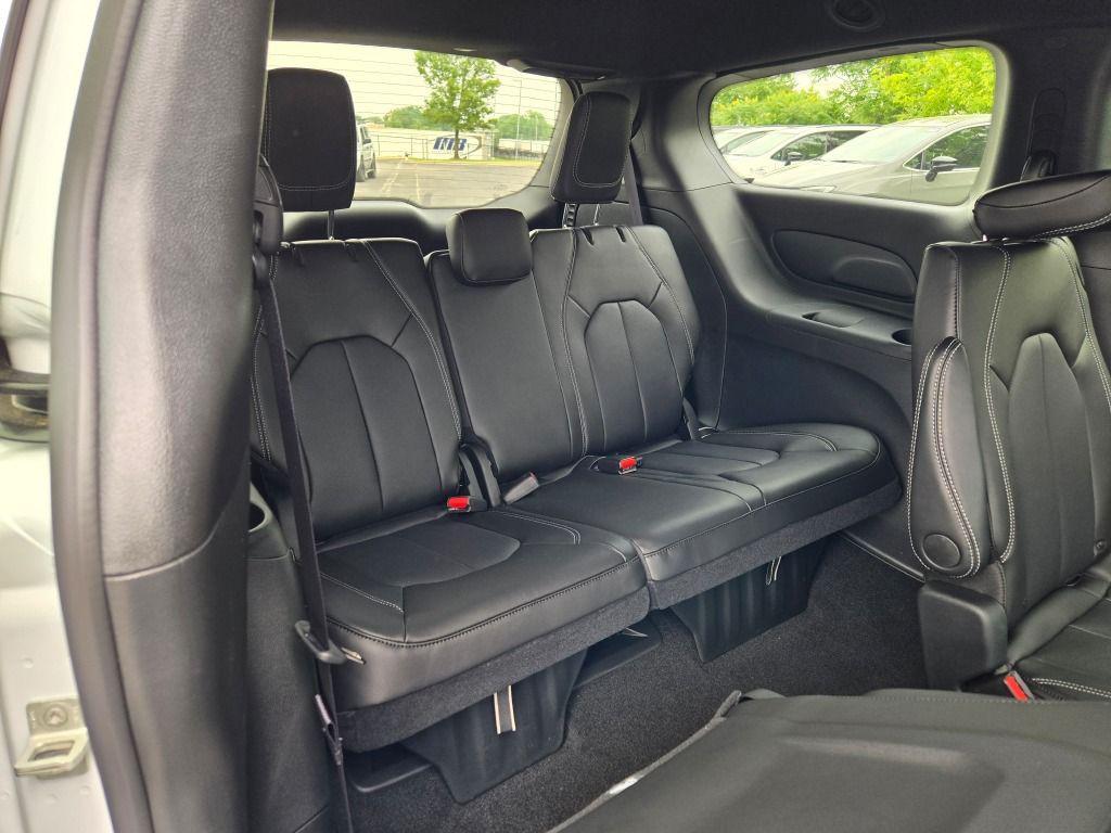 new 2025 Chrysler Pacifica car, priced at $40,984