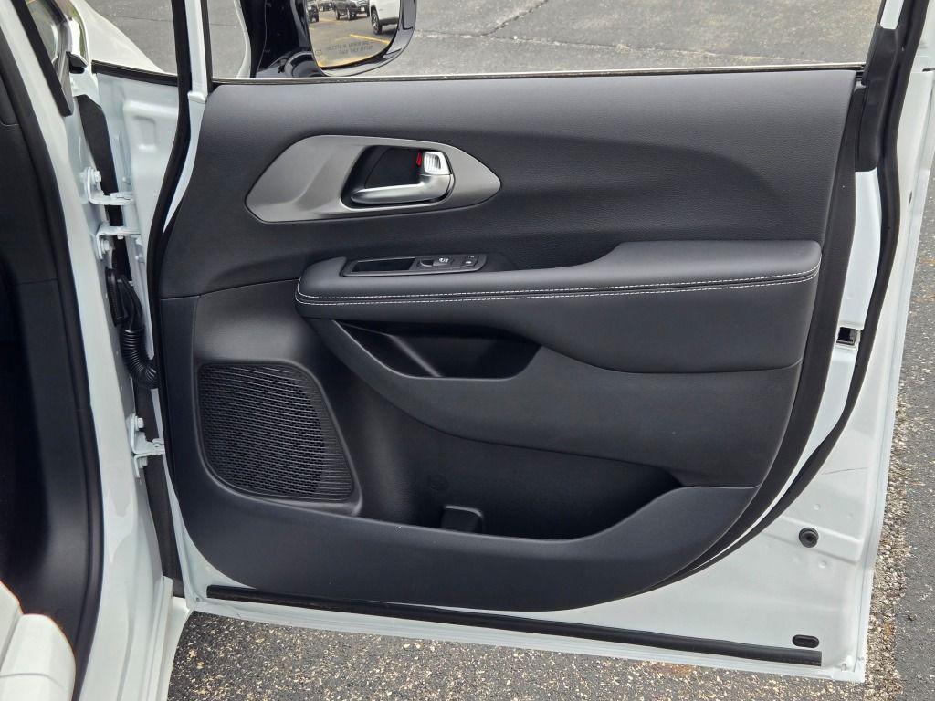 new 2025 Chrysler Pacifica car, priced at $40,984