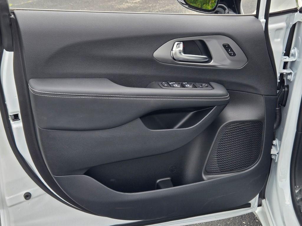 new 2025 Chrysler Pacifica car, priced at $40,984