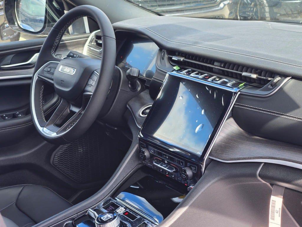 new 2025 Jeep Grand Cherokee car, priced at $40,089