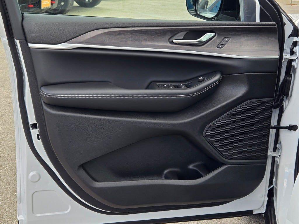 new 2025 Jeep Grand Cherokee car, priced at $40,089