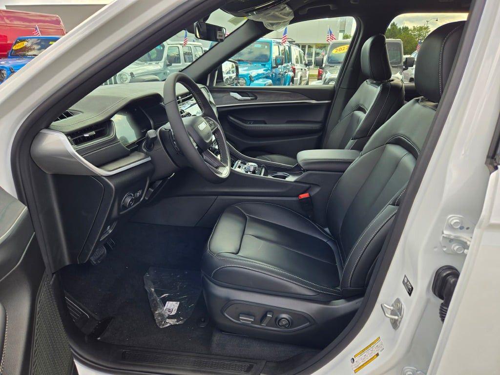 new 2025 Jeep Grand Cherokee car, priced at $40,089