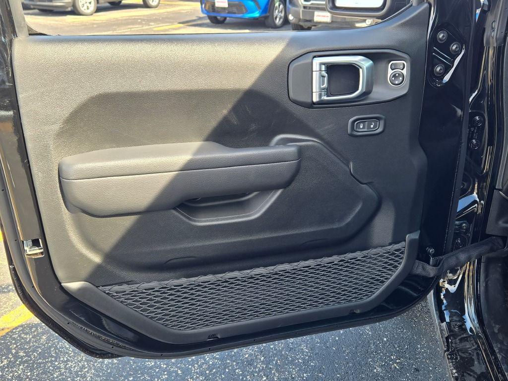 new 2025 Jeep Wrangler car, priced at $45,298