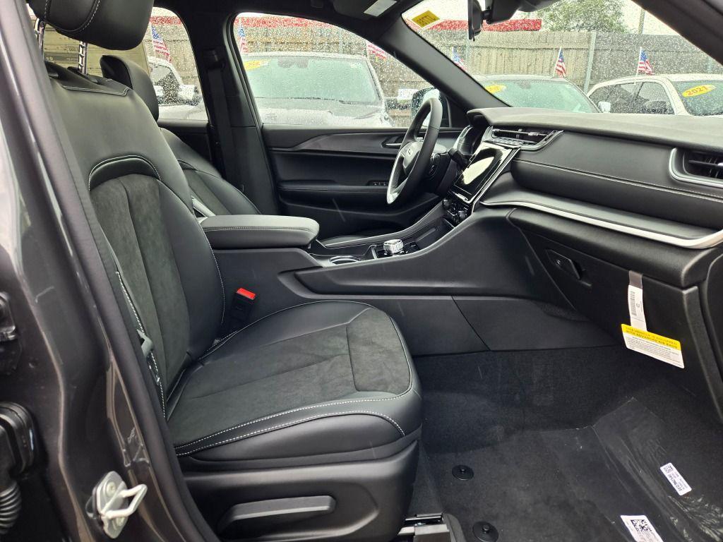 new 2025 Jeep Grand Cherokee L car, priced at $42,656