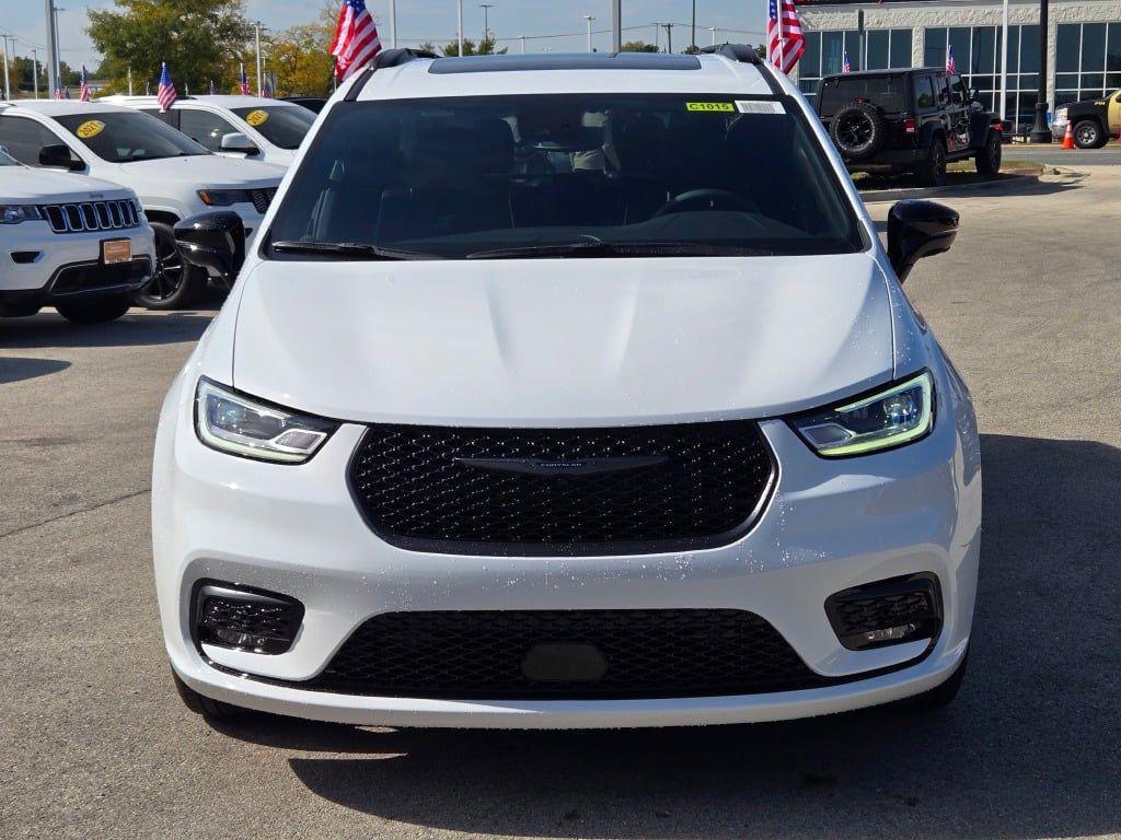 new 2026 Chrysler Pacifica car, priced at $51,257