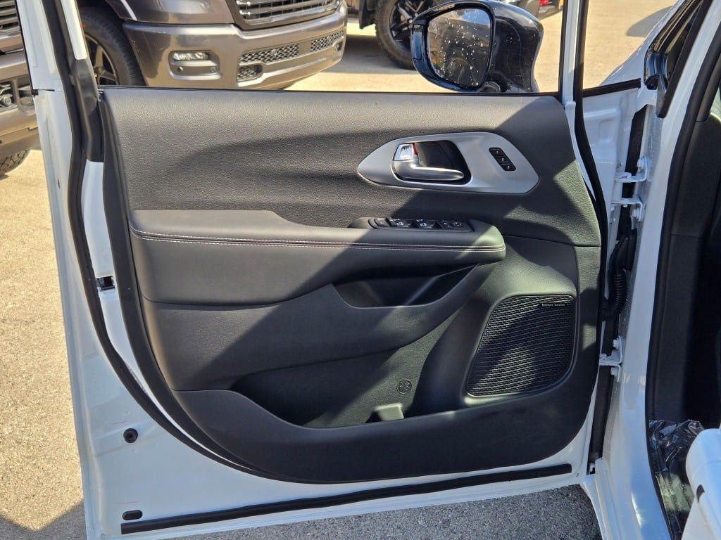 new 2026 Chrysler Pacifica car, priced at $51,257