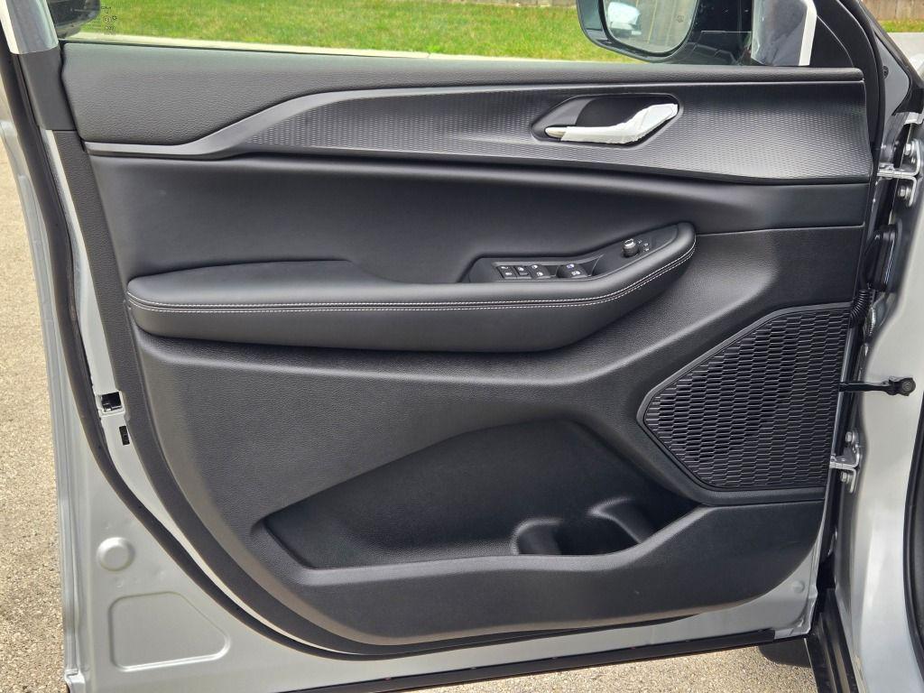 new 2025 Jeep Grand Cherokee car, priced at $41,829