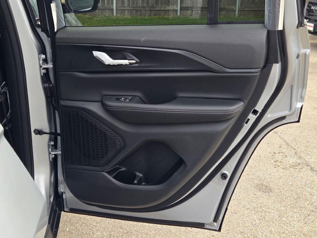 new 2025 Jeep Grand Cherokee car, priced at $41,829
