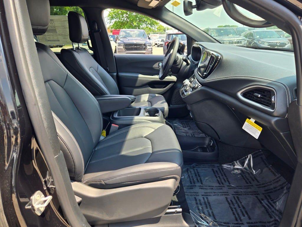 new 2025 Chrysler Pacifica car, priced at $40,984