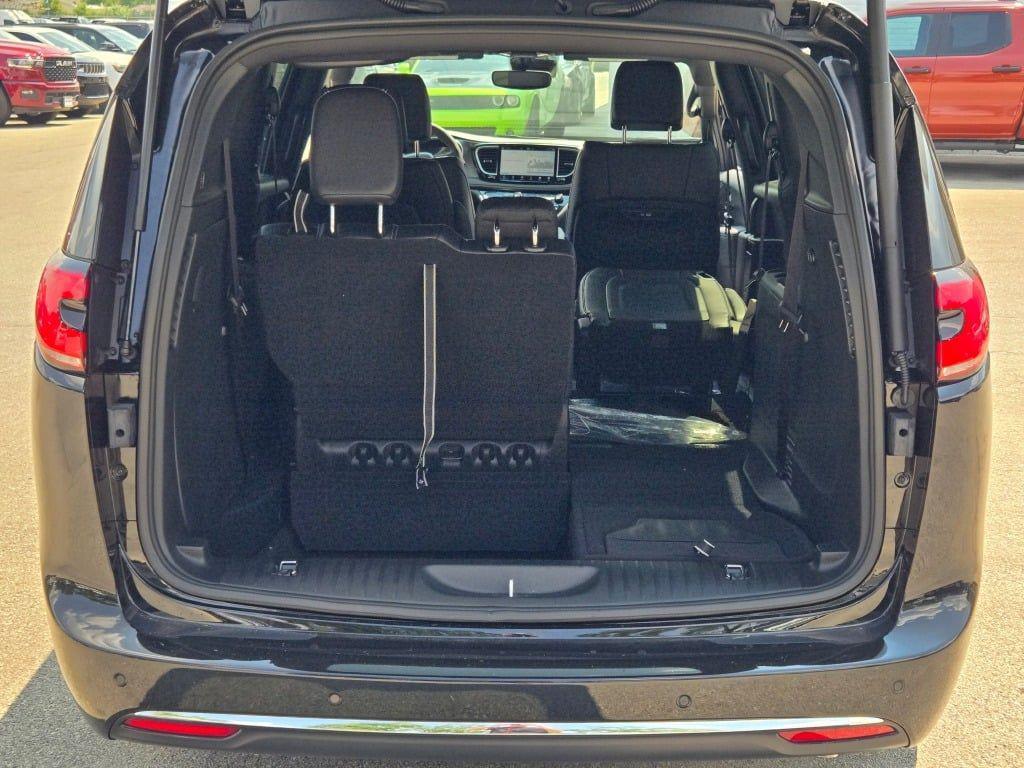 new 2025 Chrysler Pacifica car, priced at $40,984