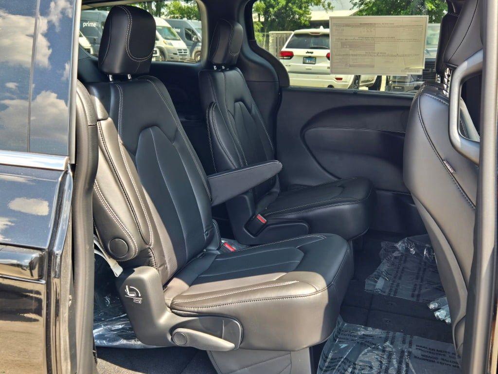 new 2025 Chrysler Pacifica car, priced at $40,984
