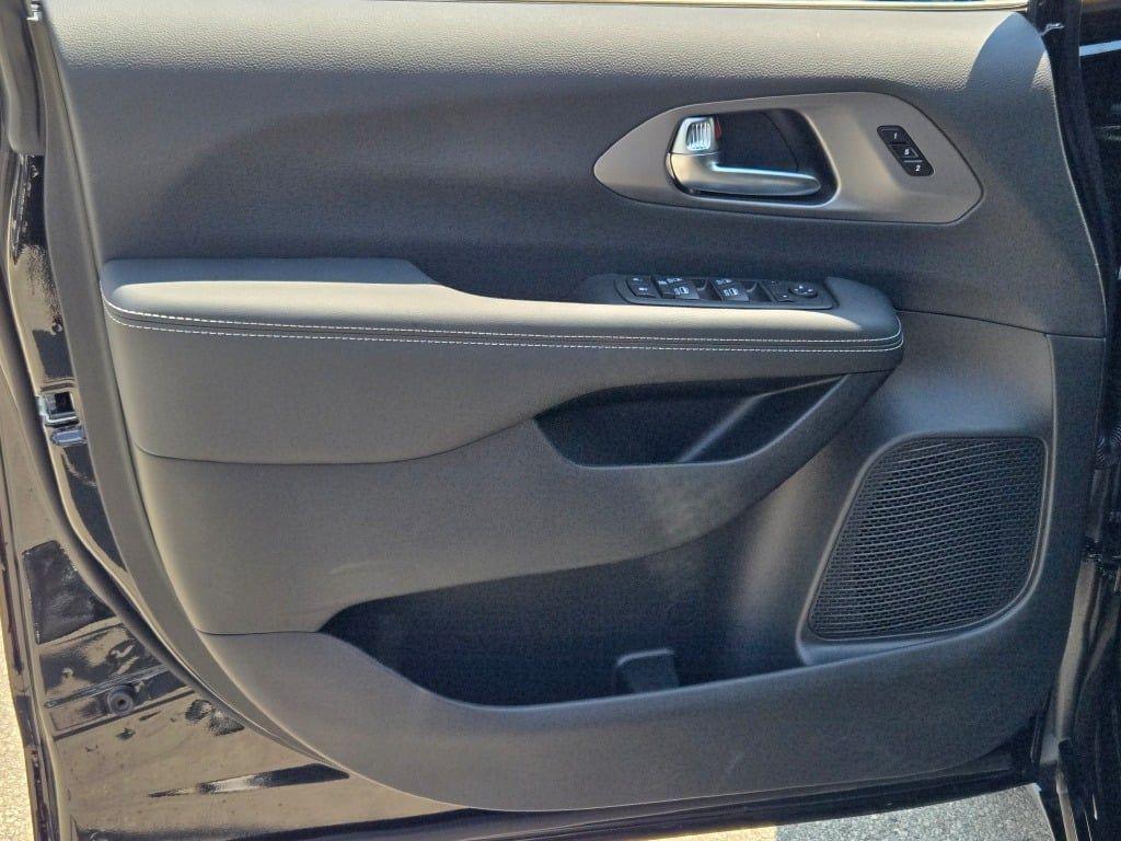 new 2025 Chrysler Pacifica car, priced at $40,984