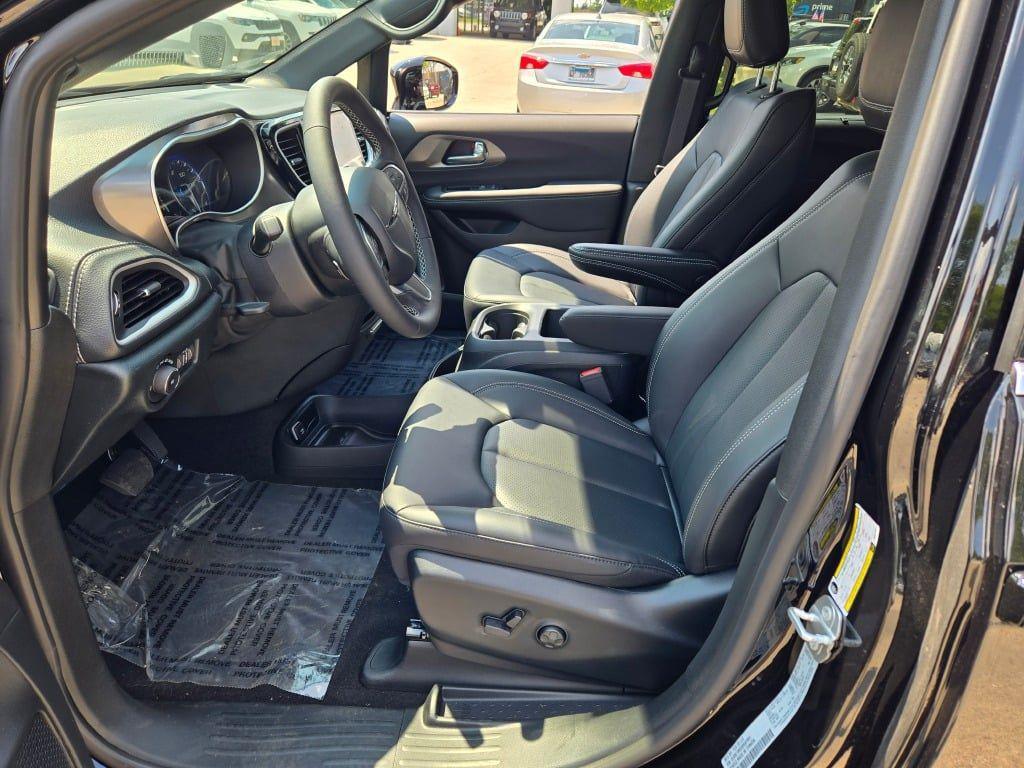 new 2025 Chrysler Pacifica car, priced at $40,984