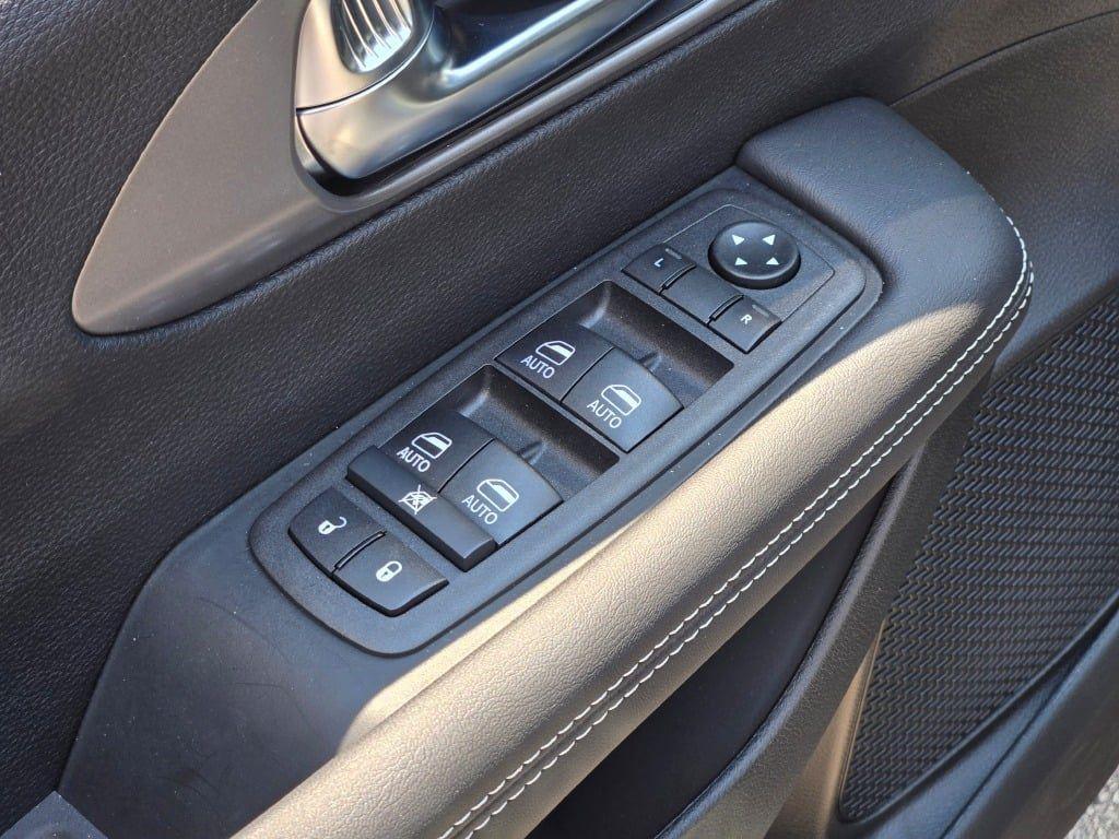 new 2025 Chrysler Pacifica car, priced at $40,984