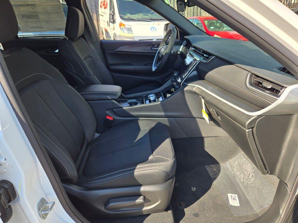 new 2025 Jeep Grand Cherokee car, priced at $37,762