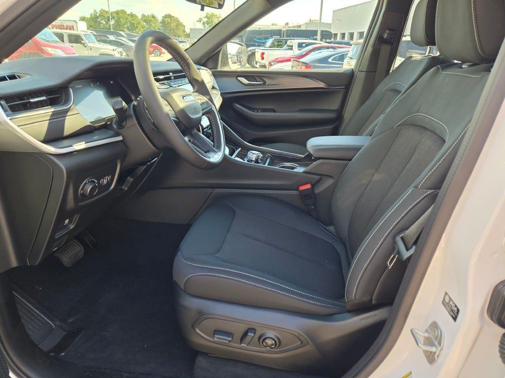 new 2025 Jeep Grand Cherokee car, priced at $37,762