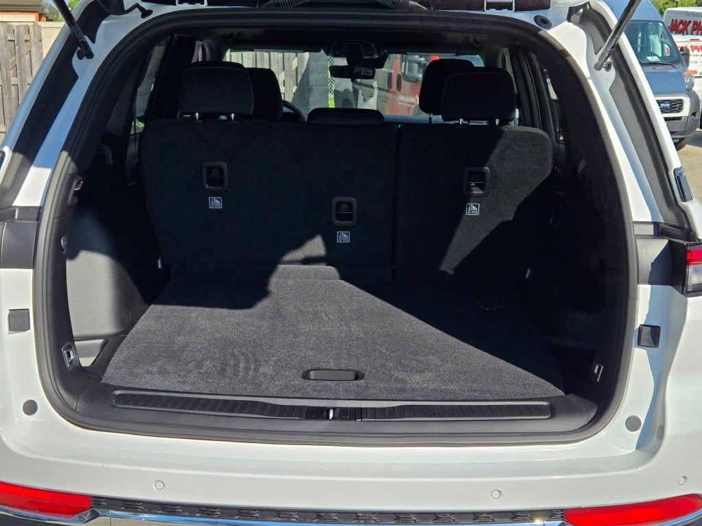new 2025 Jeep Grand Cherokee car, priced at $37,762