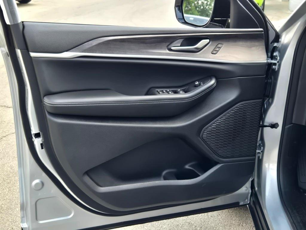 new 2025 Jeep Grand Cherokee car, priced at $42,000