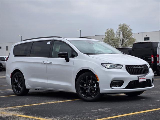 new 2025 Chrysler Pacifica car, priced at $52,670