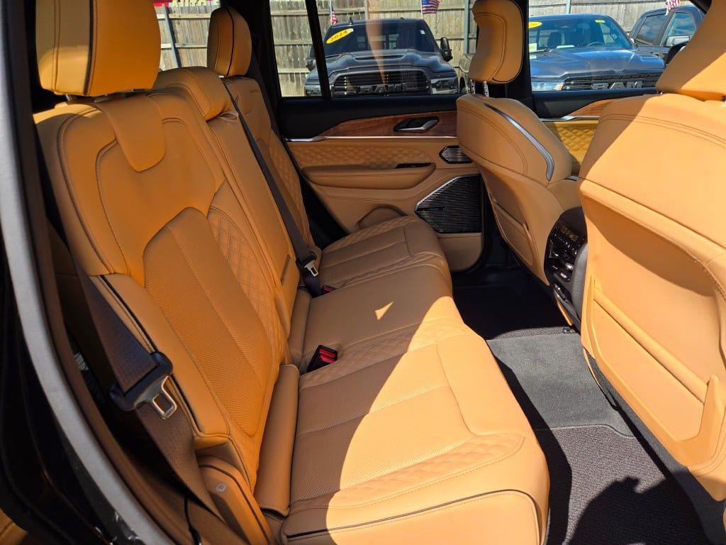 new 2025 Jeep Grand Cherokee car, priced at $59,777