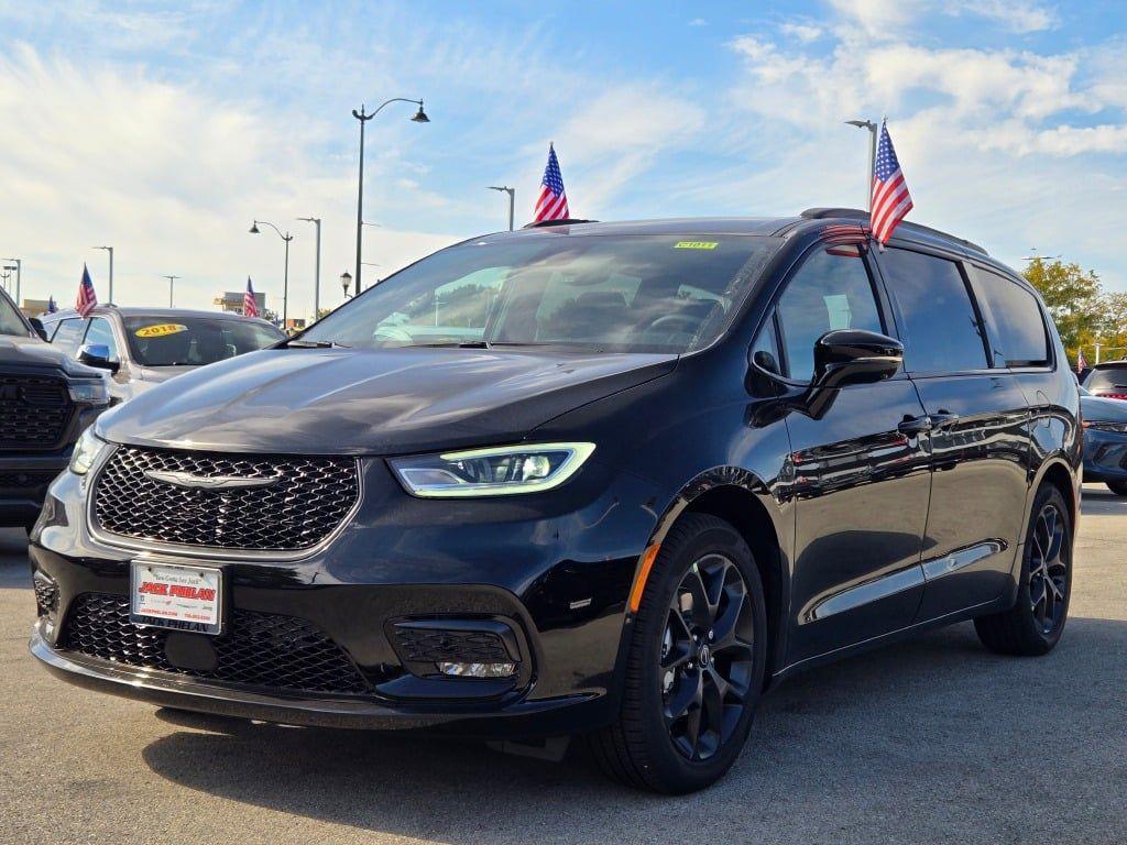 new 2026 Chrysler Pacifica car, priced at $46,001