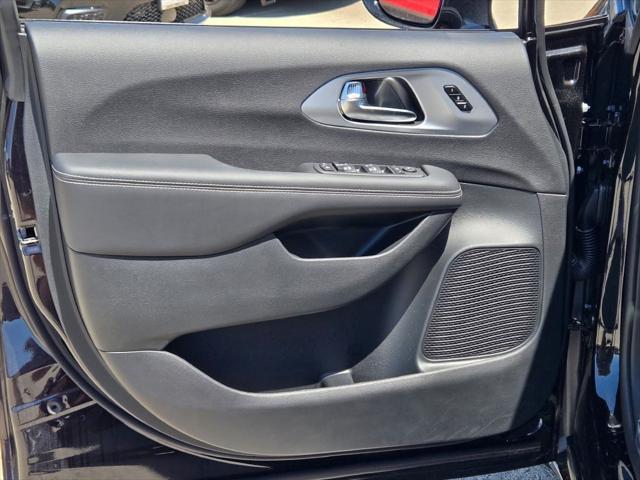 new 2025 Chrysler Pacifica car, priced at $52,249
