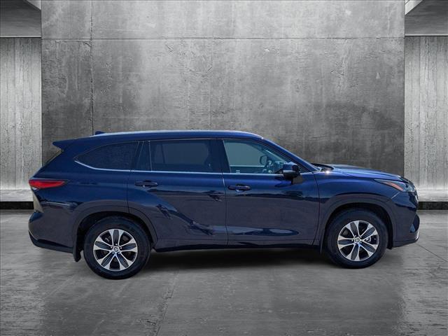 used 2022 Toyota Highlander car, priced at $38,772
